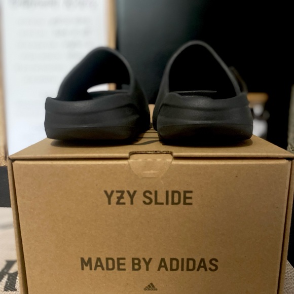 KIDS YEEZY SLIDE SIZE 12 - Picture 3 of 4